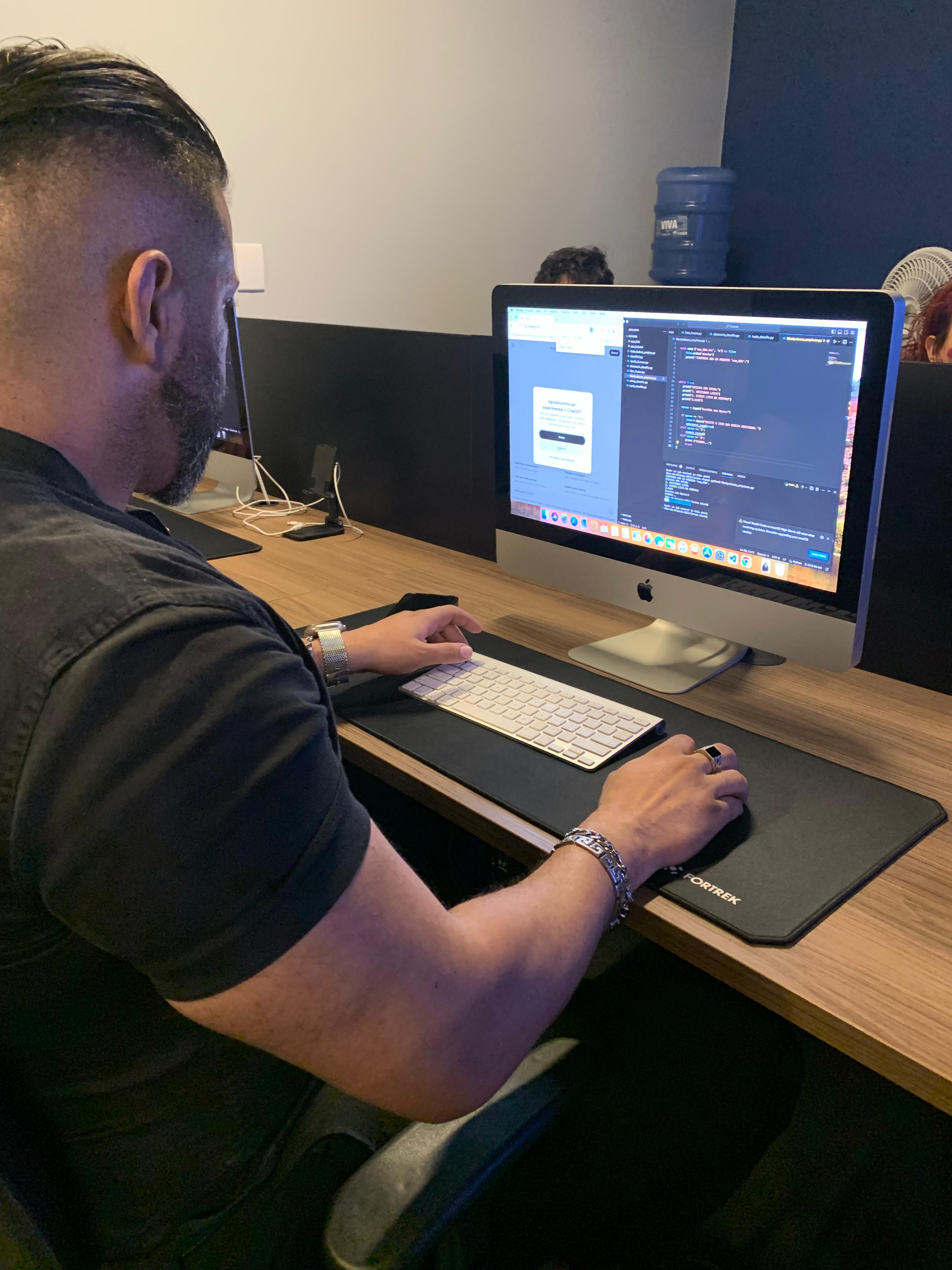 Dalton programando durante aula prática